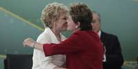 Imagen de archivo de Dilma Rousseff saludando a la ministra de Cultura Marta Suplicy durante una ceremonia en palacio Planalto. Imagen de archivo, 13 septiembre, 2012. Una ministra del Gobierno brasileño renunció el martes y llamó a la presidenta Dilma Rousseff a elegir un nuevo equipo económico "independiente" para "restablecer la confianza y la credibilidad" entre los inversores, en una crítica pública poco usual de parte de un aliado.  Foto: Ueslei Marcelino / Reuters
