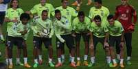 Jogadores da Sele&ccedil;&atilde;o fazem pose durante treino na Turquia  Foto: Bruno Domingos/Mowa Press / Divulga&ccedil;&atilde;o