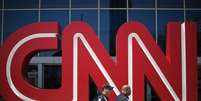 <p>Nesta foto de aquivo, policiais passam em frente ao escrit&oacute;rio da CNN em Atlanta</p>  Foto: David Goldman / AP