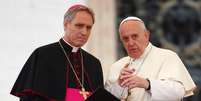 O papa Francisco (direita) conversa com o arcebispo Georg Ganswein durante sua audiência geral na Praça São Pedro, no Vaticano, nesta quarta-feira. 12/11/2014  Foto: Tony Gentile / Reuters