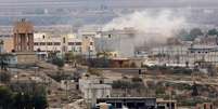 Fumaça no leste de Kobani, na Síria, onde persistem os combates entre militantes do Estado Islâmico e forças curdas, nesta quinta-feira. A foto foi tirada do lado turco da fronteira. 13/11/2014  Foto: Osman Orsal / Reuters