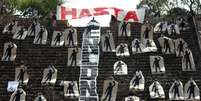 Ativista de uma organização chamada Comuna fazem protesto em que seguram silhuetas representando 43 estudantes desaparecidos no México, no sítio arqueológico de Monte Alban, em Oaxaca. 12/11/2014.  Foto: Jorge Luis Plata / Reuters