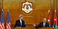 O secretário de Estado norte-americano, John Kerry (esquerda), e o chanceler da Jordânia, Nasser Judeh, concedem entrevista coletiva em Amã, na Jordânia, nesta quarta-feira. 13/11/2014  Foto: Muhammad Hamed / Reuters