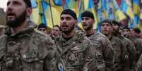 Soldados do batalhão de autodefesa "Azov", ligado ao Ministério do Interior ucraniano, participam de parada militar em Kiev. 14/10/2014.  Foto: Gleb Garanich / Reuters