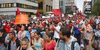 <p>Com o tema Contra a Direita, Por Mais Direitos, os manifestantes repudiam ainda os protestos que pediam intervenção militar no Brasil</p>  Foto: Fernando Zamora / Futura Press