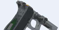 Chip da YardArm é mostrado em verde na coronha de uma pistola Glock 9 mm  Foto: MIT / Reprodução