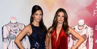 Adriana Lima e Alessandra Ambrosio mostraram sutiãs milionários que vão usar na passarela da Victorias Secret  Foto: Getty Images 