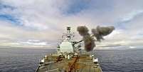 A fragata da Marinha Real "Iron Duke" faz treinamento de explosivo em San Carlos, Malvinas  Foto: Twitter