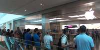 <p>Fila na Apple Store no Rio de Janeiro durante lançamento do iPhone 6 no Brasil (14.11.2014)</p>  Foto: André Naddeo / Terra