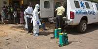 <p>Profissionais de sa&uacute;de colocam equipamento de prote&ccedil;&atilde;o antes de desinfectar mesquita em Bamako, no Mali</p>  Foto: Joe Penney / Reuters
