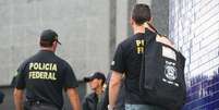 <p>Policias recolheram documentos em empresas na capital paulista</p>  Foto: Marcos Bezerra / Futura Press