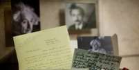 <p>Provavelmente o postal, que tem impressa a imagem do físico, foi um presente de Einstein a Nishibori quando este o acompanhou a Kioto e Nara em qualidade de tradutor, apontou o museu</p>  Foto: Getty Images 