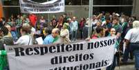 Manifestantes protestam em frente à secretaria de habitação do Estado  Foto: Janaina Garcia / Terra