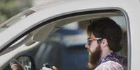 Un hombre usa su teléfono celular mientras conduce en Dallas, Texas, en foto de archivo del 26 de febrero de 2013.  Foto: AP