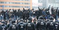 <p>Oficiais da polícia alemã enfrentam manifestantes durante um protesto de neonazistas contra ultraconservadores islâmicos em Hanover, neste sábado, 15 de novembro</p>  Foto: Fabrizio Bensch / Reuters