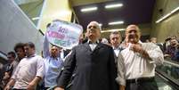 <p>Alckmin &eacute; acompanhado por manifestante em inaugura&ccedil;&atilde;o da esta&ccedil;&atilde;o Fraudique Coutinho</p>  Foto: Leonardo Benassatto / Futura Press