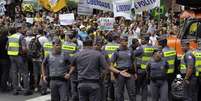 <p>Manifestantes bloquearam a avenida acompanhados de perto pela Polícia Militar</p>  Foto: Vilmar Bannach / Futura Press