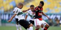 Léo Moura, em jogo contra o Coritiba, pelo Campeonato Brasileiro de 2014  Foto: Buda Mendes / Getty Images 