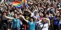 Membros da comunidade LGBT dançam durante a nona edição da Parada Gay em Santiago, Chile  Foto: Sebastião Silva / EFE