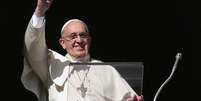 Papa Francisco acena ao público durante missa Angelus de domingo na Praça de São Pedro, Vaticano. 16/11/2014.  Foto: Alessandro Bianchi / Reuters