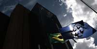 <p>Bandeira do Brasil em frente à sede do Banco Central, em Brasília; IBC-Br incorpora estimativas para a produção nos três setores básicos da economia: serviços, indústria e agropecuária</p>  Foto: Ueslei Marcelino / Reuters