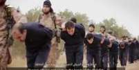<p>Imagem tomada de um vídeo não datado e postado na internet pelo grupo Estado Islâmico mostra soldados sírios sendo escoltados por extremistas antes da sua decapitação </p>  Foto: AP