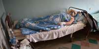 Um homem gravemente ferido recebe atendimento na cidade de Donetsk  Foto: MENAHEM KAHANA / AFP