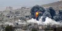 <p>Explosão após ataque aéreo no centro de Kobani, na Síria. Foto tirada do lado turco da fronteira. 17/11/2014</p>  Foto: Osman Orsal / Reuters