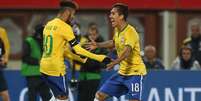 Roberto Firmino recebe o carinho do craque Neymar após marcar um golaço e garantir a vitória do Brasil  Foto: Bruno Domingos/Mowa Press / Divulgação