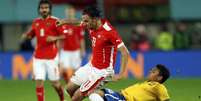 Miranda se machucou ainda no primeiro tempo e deu espaço para a volta do zagueiro Thiago Silva ao time titular verde-amarelo  Foto: Heinz-Peter Bader / Reuters