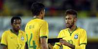 Atual capitão da Seleção, Neymar passa a braçadeira ao companheiro Thiago Silva antes de deixar o campo no segundo tempo do amistoso contra a Áustria  Foto: Heinz-Peter Bader / Reuters
