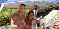 <p>Érica Oliveira e o filho Cléber, de 18 anos, são naturistas e frequentadores da praia do Abricó<br /> </p>  Foto: Erbs Jr. / Frame