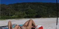 Aryane postou foto se bronzeando em praia do RJ nesta quarta-feira (19)  Foto: @aryoficial / reprodução