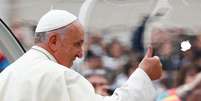 <p>Pape Francisco acena a caminho da Praça de São Pedro, no Vaticano</p>  Foto: Tony Gentile / Reuters