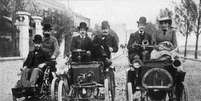 Louis Renault, ao centro, segura o volante do Voiturette, carro que ele criou e que deu origem a uma das maiores montadoras do mundo  Foto: Hulton Archive/Stringer / Getty Images