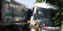 Ônibus bateu em trem na manhã desta sexta-feira  Foto: Jadson Marques / Futura Press