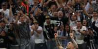 Guerrero foi comemorar gol com torcida, que levou mais de 36 mil pessoas à Arena  Foto: Friedemann Vogel / Getty Images 