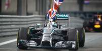 <p>Hamilton agitou bandeira britânica de dentro do carro</p>  Foto: Clive Mason / Getty Images 