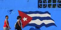 Cubanos caminham em Matanzas, no centro do país, a leste de Havana. 09/02/2013  Foto: Enrique De La Osa / Reuters