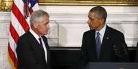 <p>O presidente dos EUA, Barack Obama (direita), cumprimenta o secretário de Defesa, Chuck Hagel, após anunciar a renúncia de Hagel, em Washington, nos EUA, nesta segunda-feira</p>  Foto: Larry Downing / Reuters