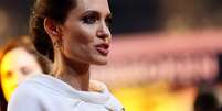 Angelina Jolie posa para foto na pré-estreia de "Invencível", em Londres.  Foto: Paul Hackett / Reuters