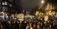 <p>Americanos protrestam contra a morte de um jovem negro em Ferguson em 2014</p>  Foto: Jason Redmond / Reuters