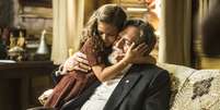 <p>Ernest (Jos&eacute; de Abreu) e P&eacute;rola (Mel Maia) em cena de <em>Joia Rara</em></p>  Foto: Cynthia Salles/TV Globo / Divulgação