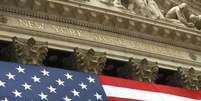 <p>Bandeira dos Estados Unidos na Bolsa de Valores de Nova York</p>  Foto: Chip East / Reuters