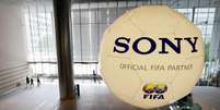 A large soccer ball-shaped installation promoting Sony Corp's partnership with FIFA is hung at Sony Corp's headquarters in Tokyo June 19, 2009.  Foto: Kim Kyung-Hoon / Reuters