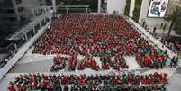 <p>Estudantes se reúnem para quebrar o recorde mundial de maior encontro de elfos de Natal, em um shopping center no centro de Bangkok, em 25 de novembro</p>  Foto: Chaiwat Subprasom / Reuters