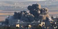 <p>Os ataques em Kobani atingiram duas grandes unidades do Estado Islâmico e destruíram 15 posições do grupo</p>  Foto: Vadim Ghirda / AP