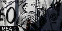 <p>Grafite com uma versão da nota de Real, no centro do Rio de Janeiro</p>  Foto: Pilar Olivares / Reuters