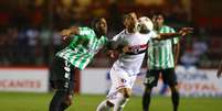 Denilson é seguido de perto pela marcação do Atlético Nacional  Foto: Marcos Bezerra / Futura Press