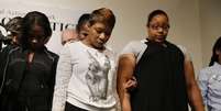 A mãe de Michael Brown (centro) faz oração com familiares de outros negros mortos pela violência policial   Foto: Shannon Stapleton  / Reuters